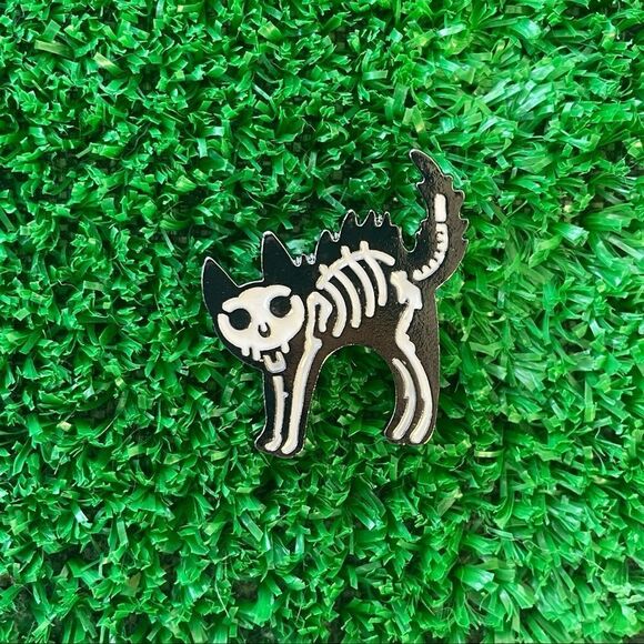 Scaredy-cat Skeleton Enamel Pin/ Brooch Lapel - Picture 2 of 6